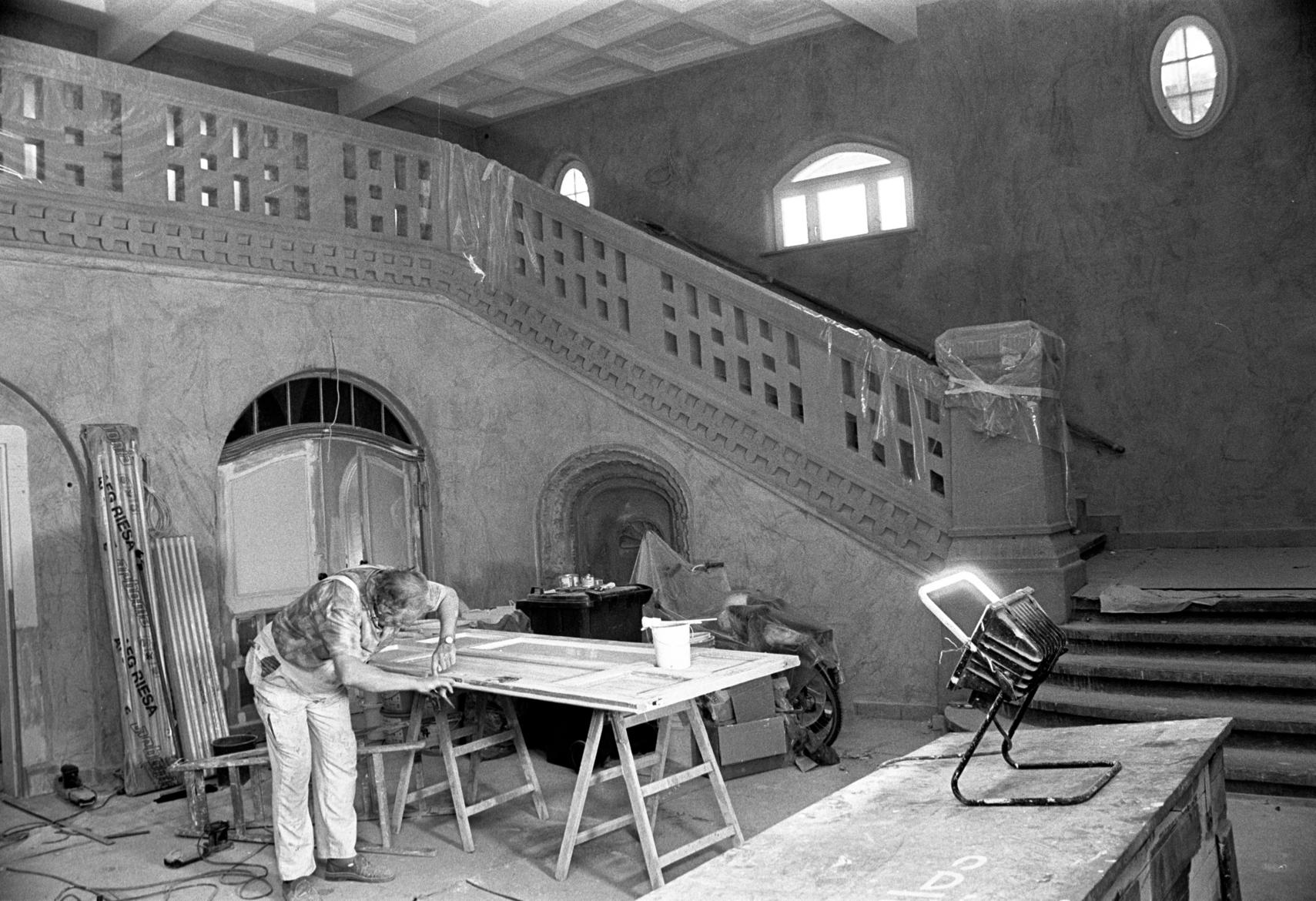 Die Kosten und Durchführung der Sanierung übernahmen 1998 die neuen Betreiber Volker Heißmann, Martin Rassau, Marcel Gasde und Michael Urban. Im Gegenzug erhielten sie von der Stadt Fürth 20 Jahre Mietfreiheit.