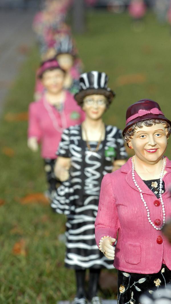 Um keine Idee verlegen: Auf der Fürther Freiheit verkauften Heißmann und Rassau 2006 Plastik-Miniaturen von Waltraud und Mariechen.