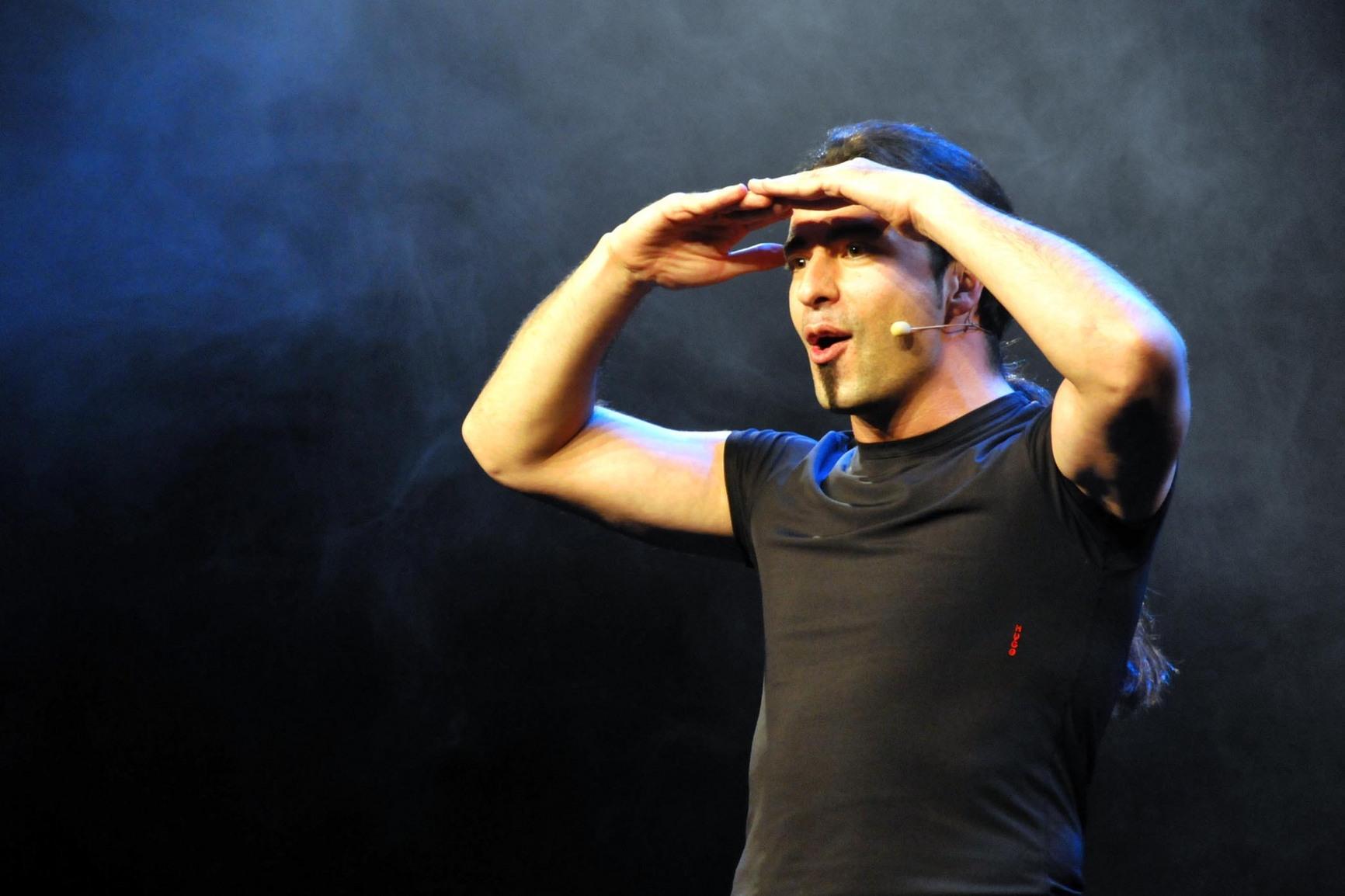 2002 gelang Bülent Ceylan mit "Döner for one" der bundesweite Durchbruch. Mit seinem Programm "Halb getürkt", das auch im ZDF gesendet wurde, trat er 2009 auch in Fürth auf.