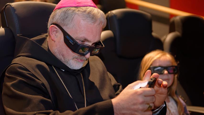 Bischof Hanke war so begeistert, dass er gleich ein Selfie von sich mit 3D-Brille an seine Schäfchen schickte.
