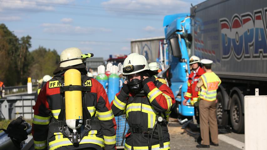 Lkw rast auf A6 in Stauende: Zwei Schwerverletzte 