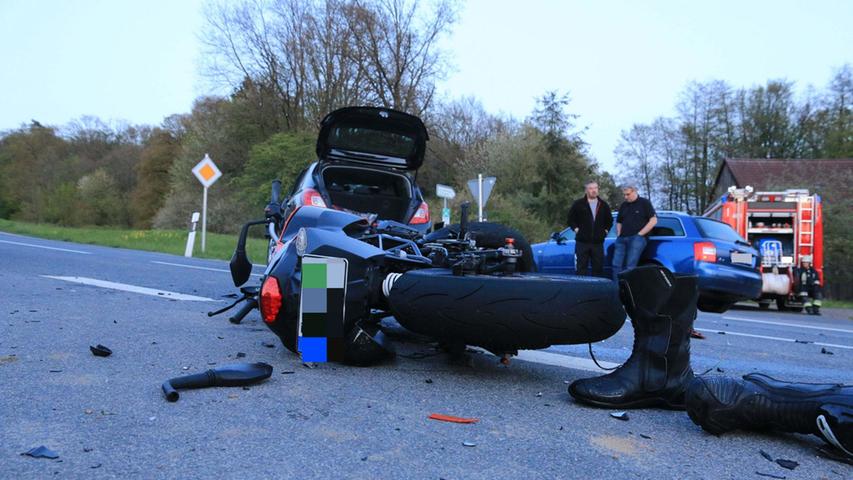 Von Autofahrerin übersehen: 18-jähriger Motorradfahrer schwer verletzt