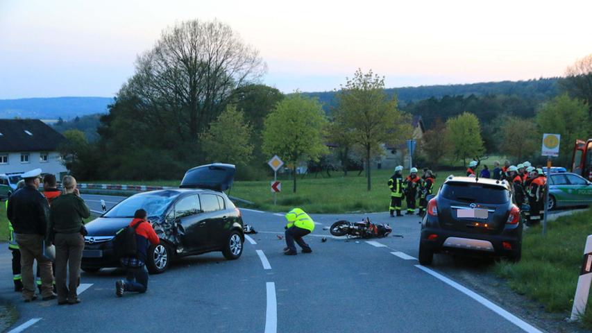 Von Autofahrerin übersehen: 18-jähriger Motorradfahrer schwer verletzt
