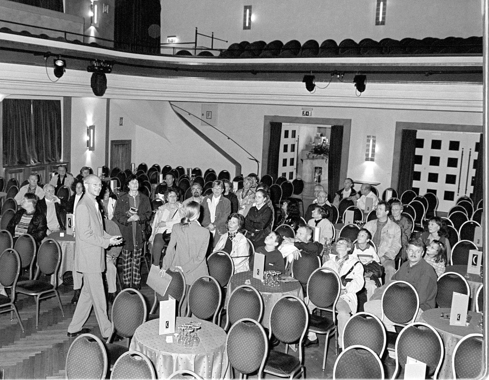 Schon bald nach dem Start wird die Comödie in Fürth zu einem Publikumsmagneten für Besucher aus dem gesamten Großraum - hier beim Tag der offenen Tür 2001.