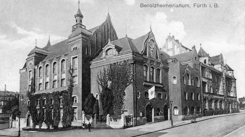 1906 wurde das Berolzheimerianum eingeweiht. Es geht auf eine Stiftung des jüdischen Fabrikanten Heinrich Berolzheimer zurück. Bevor Volker Heißmann und Martin Rassau das Haus übernahmen, residierte hier die Volksbücherei.