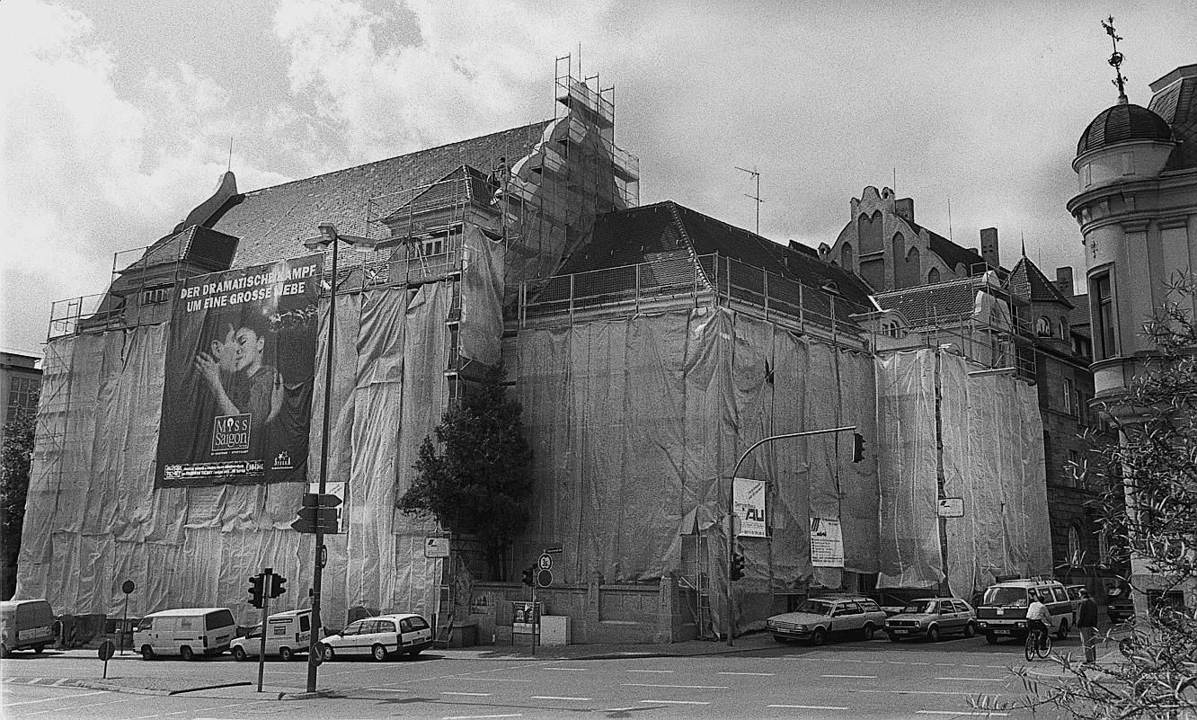 Jugendstilbau hinter Planen versteckt: Wegen des maroden Zustands drohte dem Berolzheimerianum in den neunziger Jahren die Schließung. Die Sanierung kostete damals stolze drei Millionen Mark.