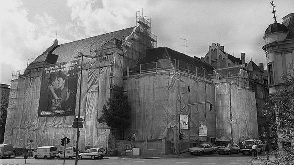Jugendstilbau hinter Planen versteckt: Wegen des maroden Zustands drohte dem Berolzheimerianum in den neunziger Jahren die Schließung. Die Sanierung kostete damals stolze drei Millionen Mark.