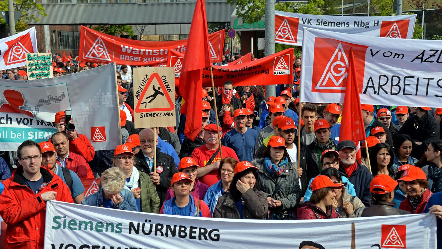 Im Zentrum des Streits steht aber die Forderung nach fünf Prozent mehr Lohn für die etwa 800.000 Mitarbeiter der bayerischen Metall- und Elektroindustrie.