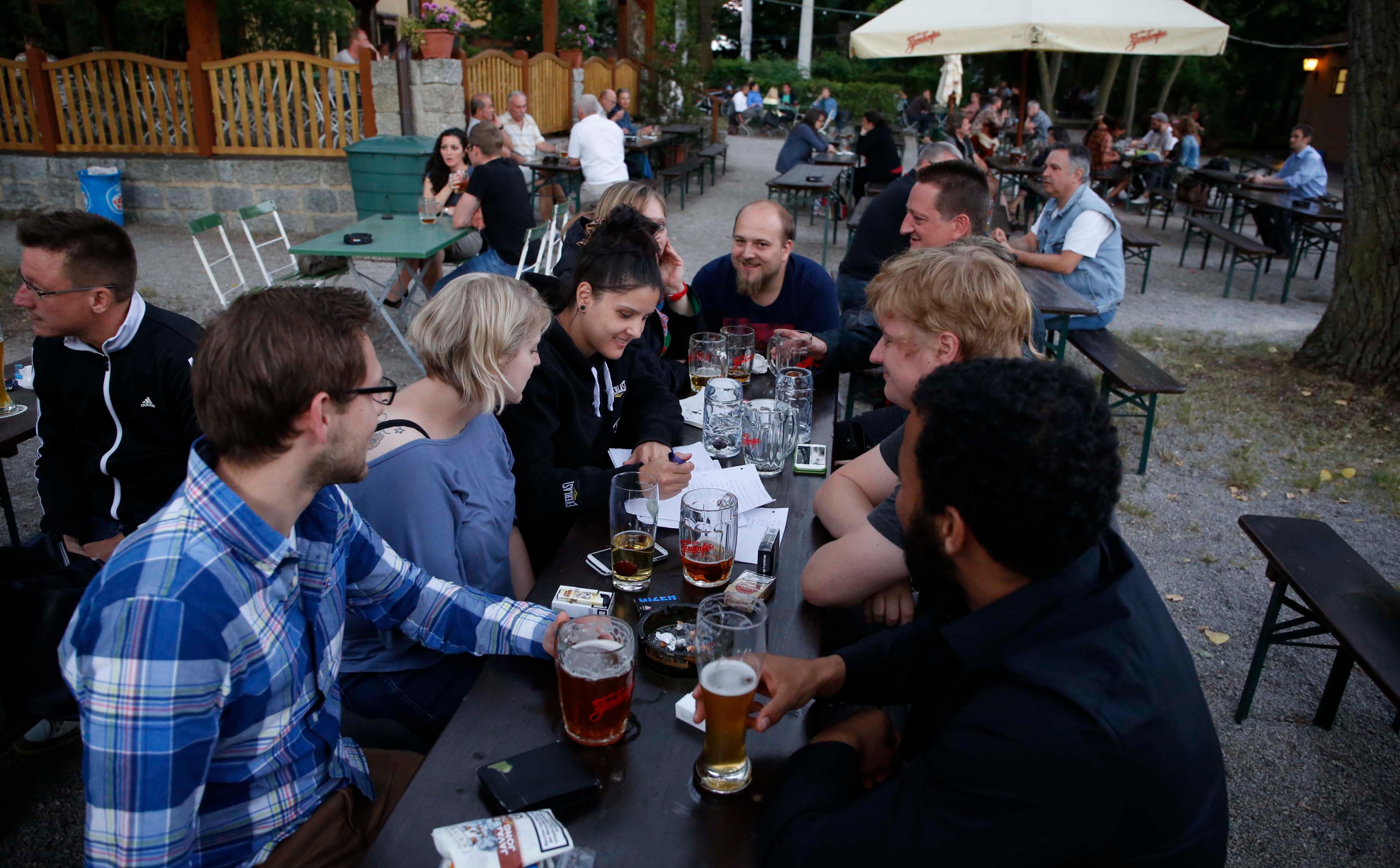Der Hummelsteiner Park (ganz in der Nähe vom Südstadtbad) ist ein Traditionsbetrieb: Seit 1721 wird hier schon ausgeschenkt. Und hier findet der Besucher einen Biergarten, wie er sein muss: Die Getränke holt man sich selbst, ob im Krug oder im Glas, die Brotzeit darf sich jeder selbst mitbringen. Im Schatten der hohen Bäume findet sich stets ein kühles Plätzchen, für Kinder gibt es Schaukel, Rutsche und Sandkasten.