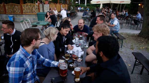 Der Hummelsteiner Park (ganz in der Nähe vom Südstadtbad) ist ein Traditionsbetrieb: Seit 1721 wird hier schon ausgeschenkt. Und hier findet der Besucher einen Biergarten, wie er sein muss: Die Getränke holt man sich selbst, ob im Krug oder im Glas, die Brotzeit darf sich jeder selbst mitbringen. Im Schatten der hohen Bäume findet sich stets ein kühles Plätzchen, für Kinder gibt es Schaukel, Rutsche und Sandkasten.