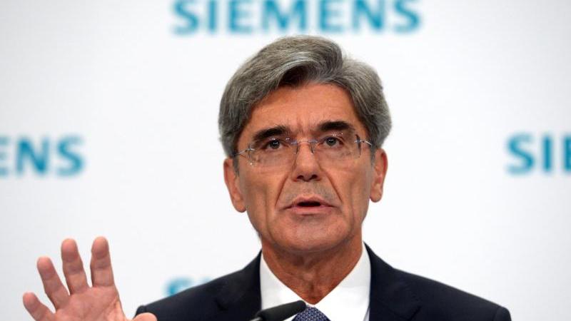 Siemens Chef Joe Kaeser freut sich über einen Gewinnsprung. Doch die politische Entwicklung der USA besorgt ihn sehr.
