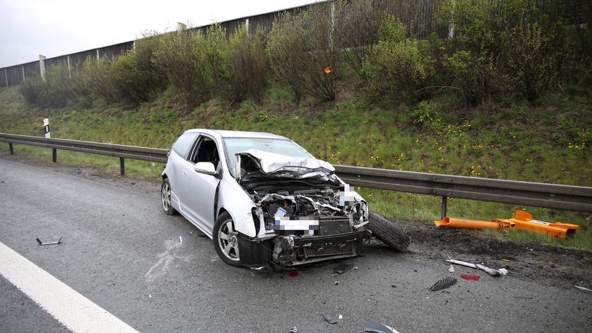 Unfall beim Fahrstreifenwechsel: Lkw übersieht Auto auf der A9