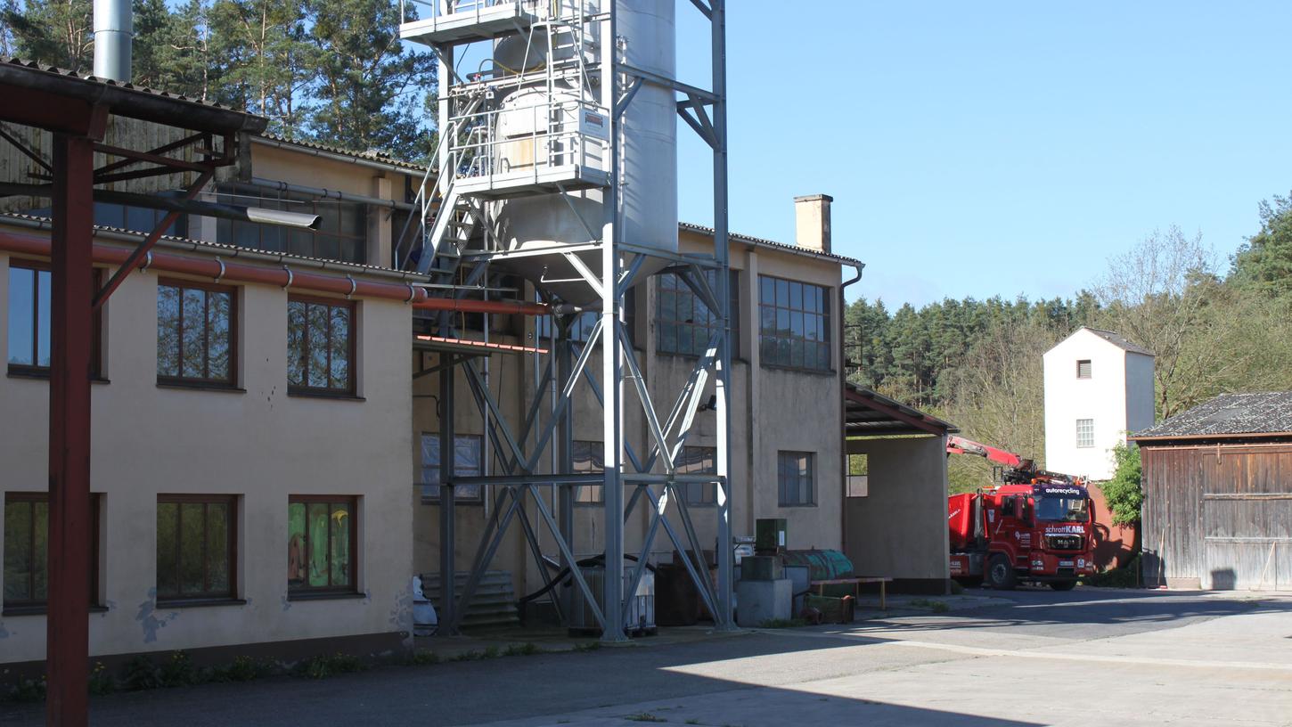 Das Ende einer Ära: Im hinteren Teil der Trocknungsanlage laufen schon Demontage-Arbeiten. Der neue Besitzer will die Trocknungsanlage in der Industriestraße in Hilpoltstein nicht wieder aktivieren. Das Ende einer Ära: Im hinteren Teil der Trocknungsanlage laufen schon Demontage-Arbeiten. Der neue Besitzer will die Trocknungsanlage in der Industriestraße in Hilpoltstein nicht wieder aktivieren.