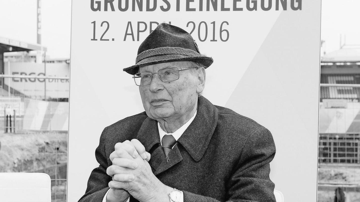 Sichtlich gerührt war Kurt Georg Strattner im April anlässlich der Grundsteinlegung für die neue Tribüne im Ronhof, bei der eine emotionale Ansprache hielt.