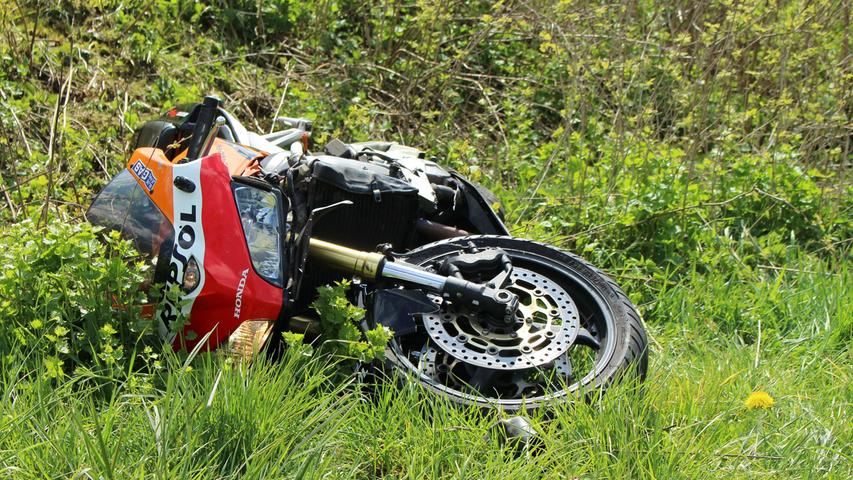 Motorradfahrer kollidiert mit Biker-Gruppe und wird schwer verletzt