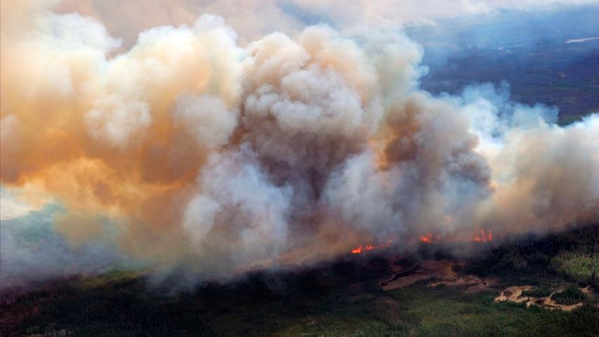 Teile Kanadas gehen in einem Meer aus Flammen unter
