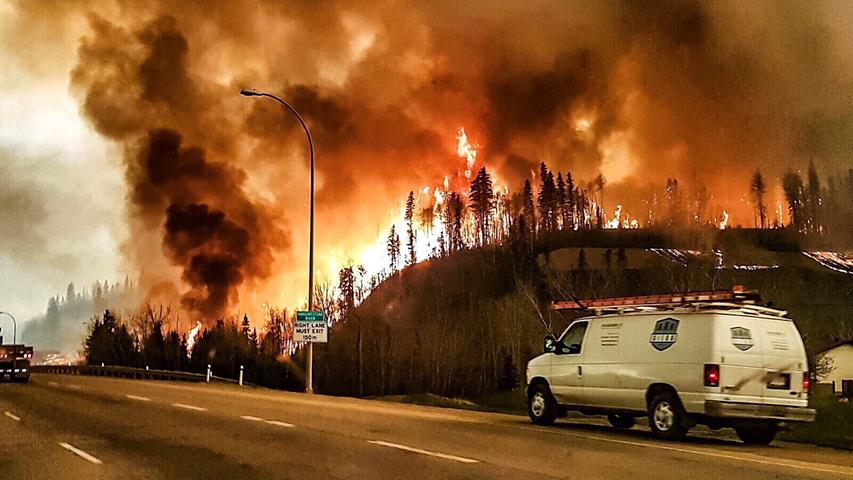 Teile Kanadas gehen in einem Meer aus Flammen unter