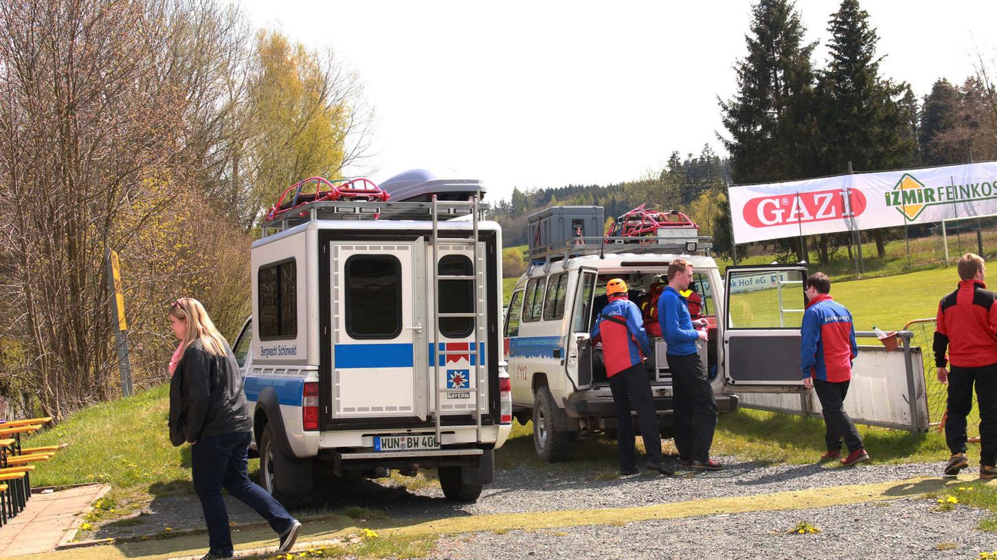 Ein verletzter Vatertags-Wanderer musste am Donnerstag aus unwegsamem Gelände bei Wöllbattendorf im Landkreis Hof von der Bergwacht gerettet werden.