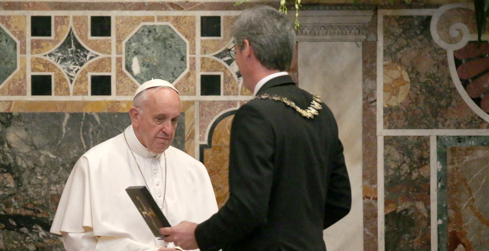 Papst Franziskus bekommt Aachener Karlspreis 