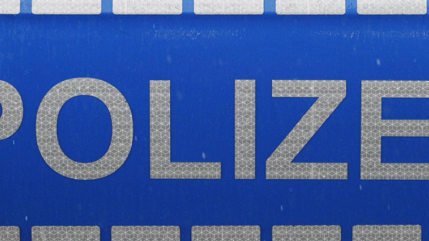 Baiersdorf: Auto über  A 73 an Leitplanke geschoben