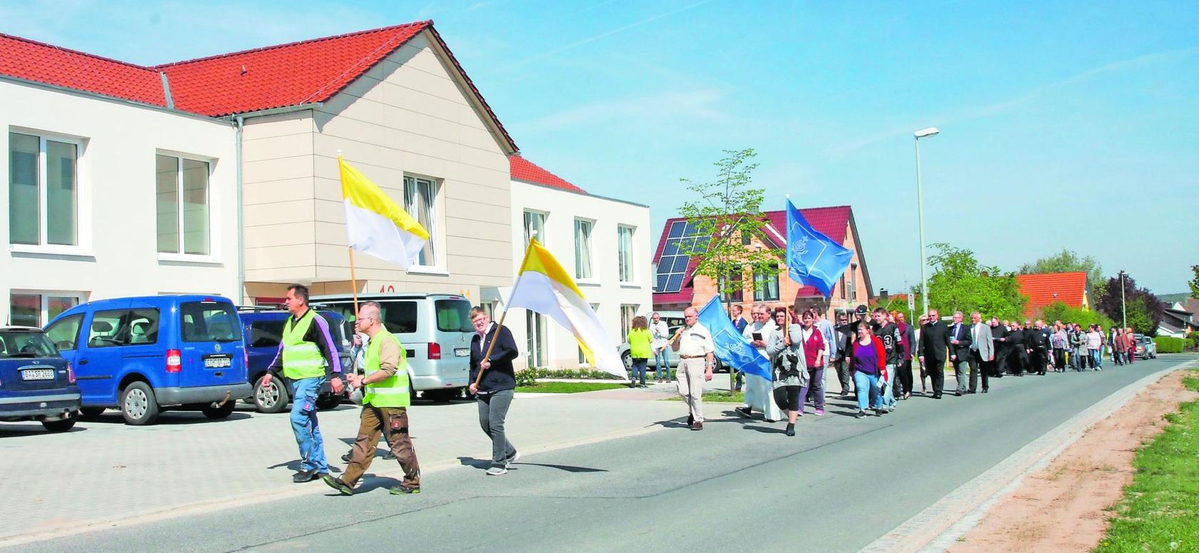 Eine Prozession zog vom Gelände der Barmherzigen Brüder zur Bechhofer Straße, wo ein 90 Meter langer Gebäudezug (links im Bild) ein neues Wohnheim bildet.