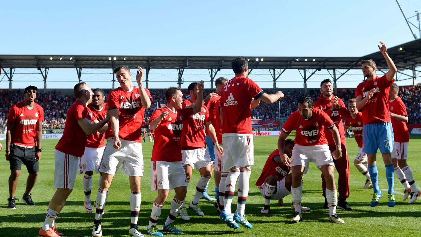 Sie singen und tanzen auch in Ingolstadt: Der FC Bayern hat sich zum vierten Mal in Folge zum Deutschen Fußballmeister gekrönt.