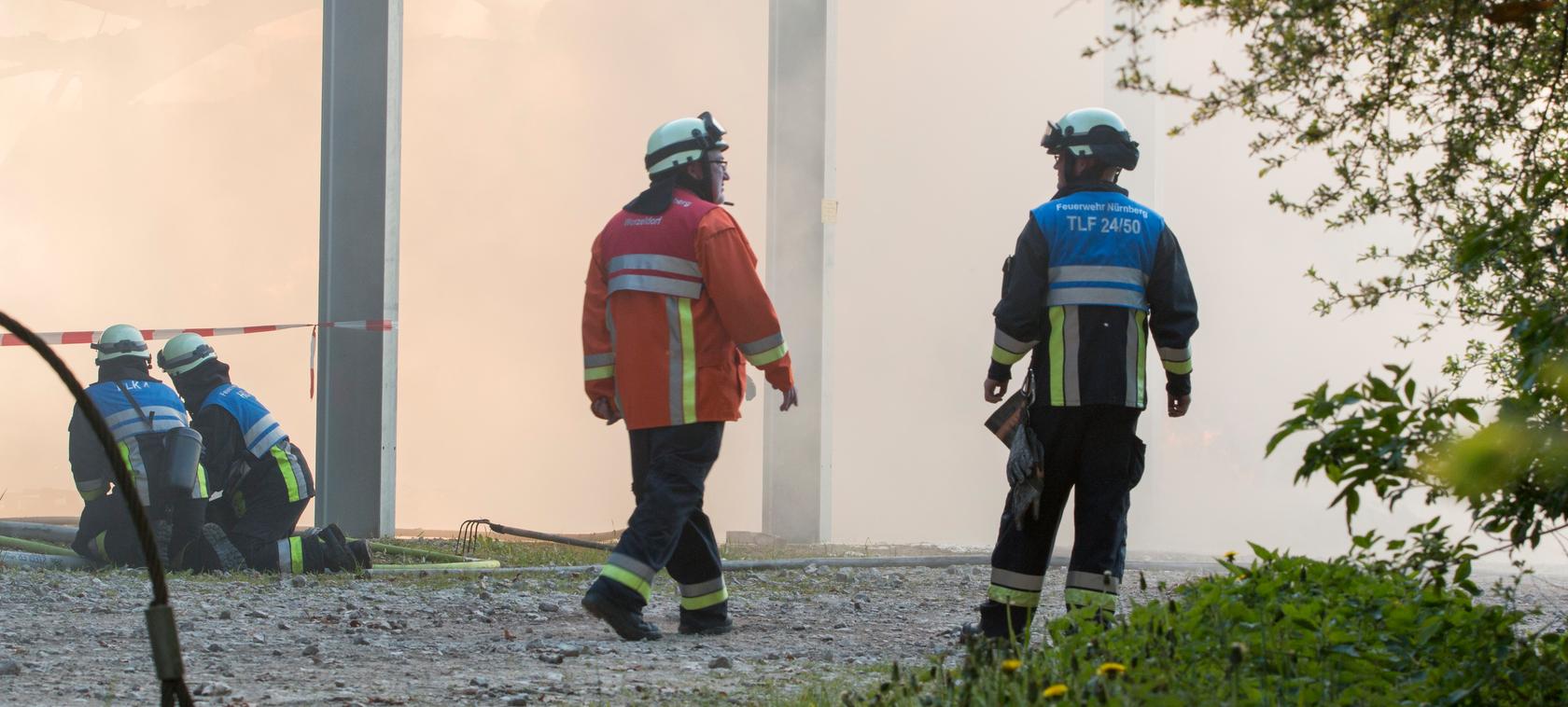Stroh in Flammen: Die Nürnberger Feuerwehr musste am 6. Mai zu dem Brand im Nürnberger Stadtteil Mühlhof ausrücken.