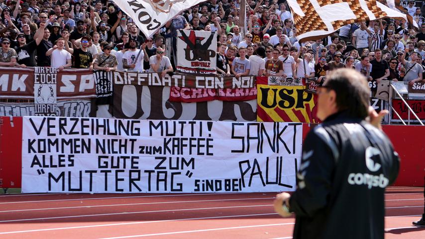 Auch bei den St.-Pauli-Anhängern in der Südkurve ist die Stimmung prächtig. Vor den Augen von Coach Ewald Lienen enthüllen sie ein Muttertags-Banner mit Grüßen an Mutti.