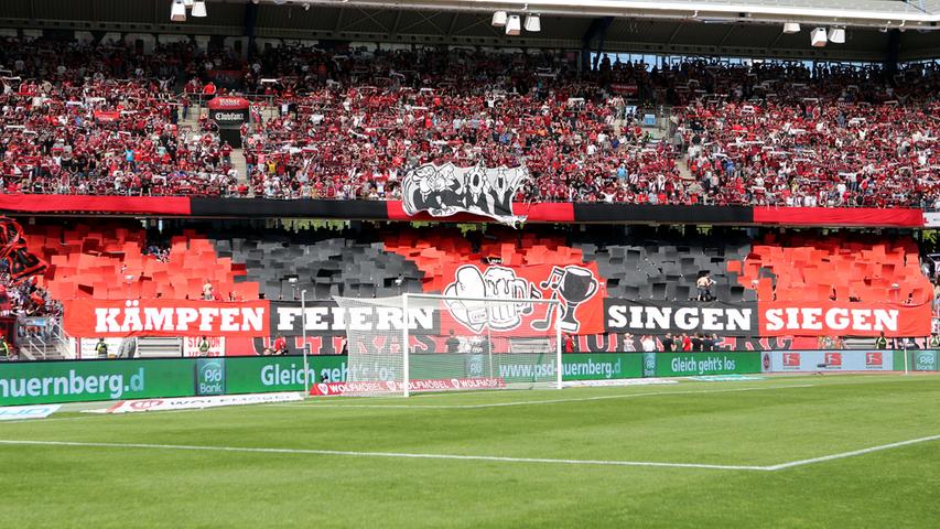 Vor der Partie gegen den FC St. Pauli geben die Fans in der Nordkurve die Marschroute vor: Kämpfen, Feiern, Singen, Siegen.