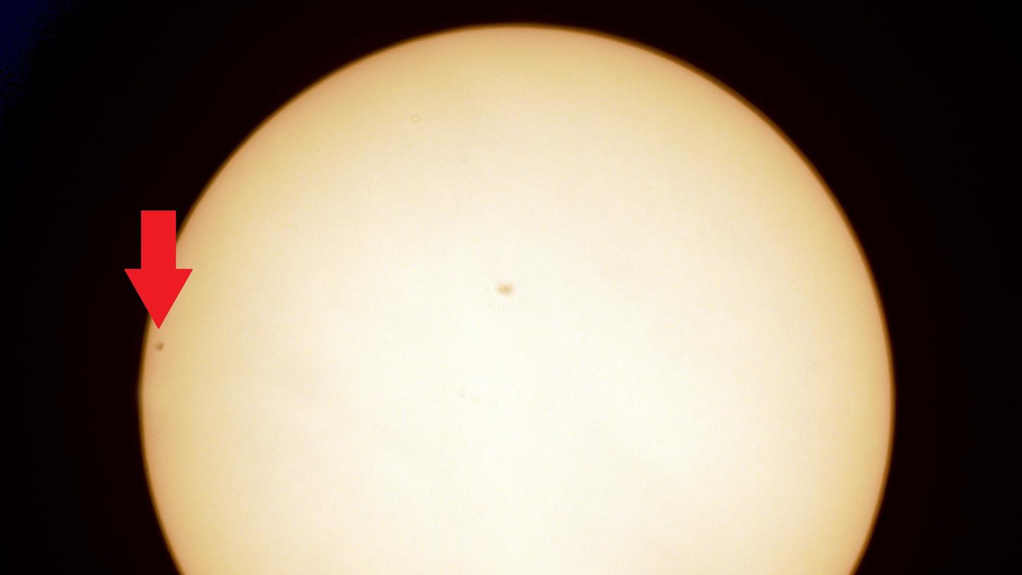 Merkur schob sich am Montag vor die Sonne - mit einem Teleskop und einem speziellen Filter ließ sich das Schauspiel beobachten.