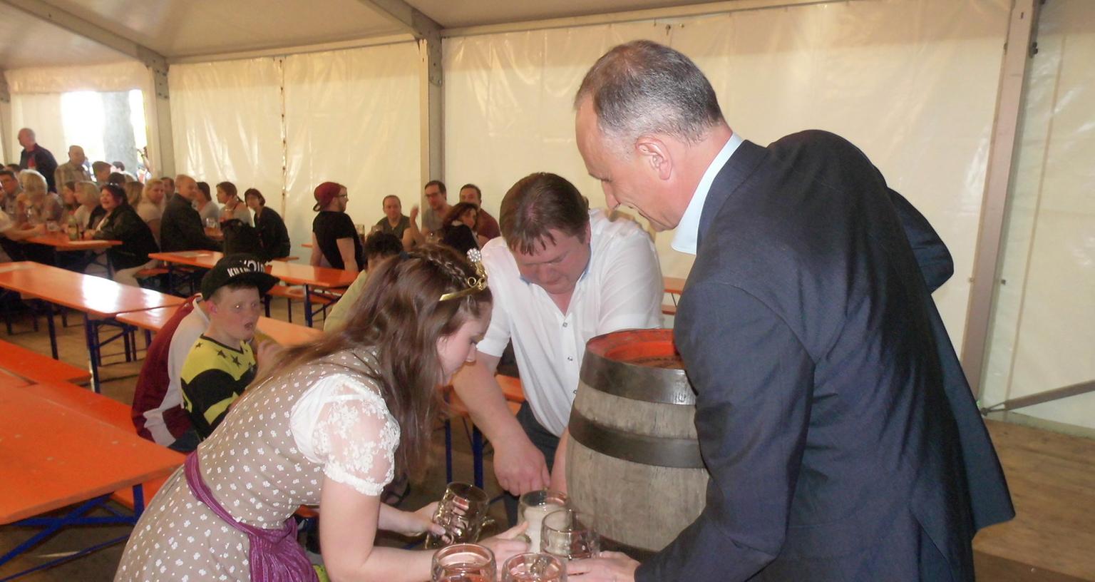 Freibier und Sonne - Ipsheimer feiern Kirchweihfest Freibier und Sonne - Ipsheimer feiern Kirchweihfest