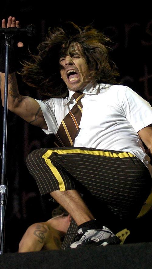 Eine gewisse Eigenwilligkeit in Modefragen gehört zu RHCP-Frontmann Anthony Kiedis wie der Kinderchor zu "Under the Bridge". 2004 gaben die Chili Peppers ihr RiP-Debut.