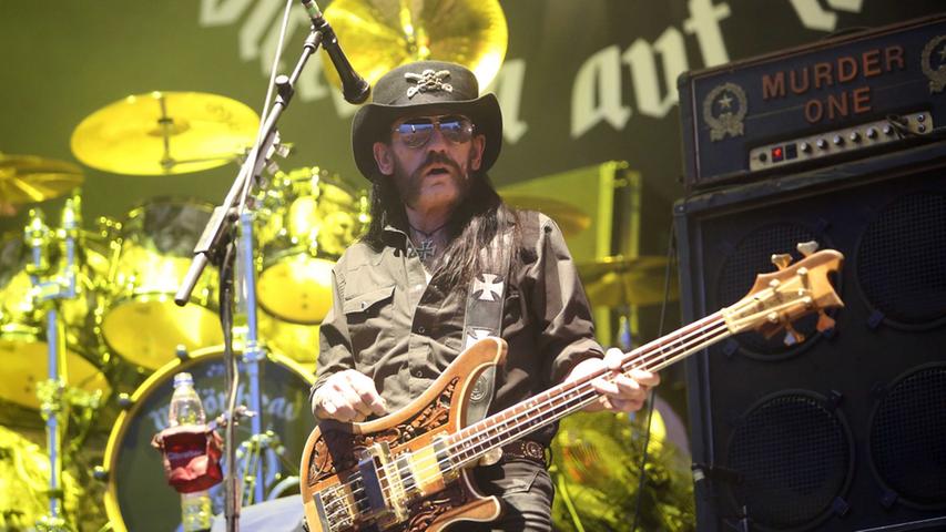 2015 sah man Frontmann Lemmy Kilmister deutlich an, dass es um seine Gesundheit nicht gut stand. Das Konzert war dennoch krafvoll wie eh und je. Leider sollte es Lemmys letzter Besuch am Dutzendteich sein. Die Motörhead-Legende starb ein halbes Jahr später am 28. Dezember 2015 an Krebs.