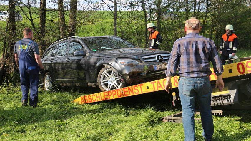 Mercedes überschlägt sich und rutscht in Felchbach