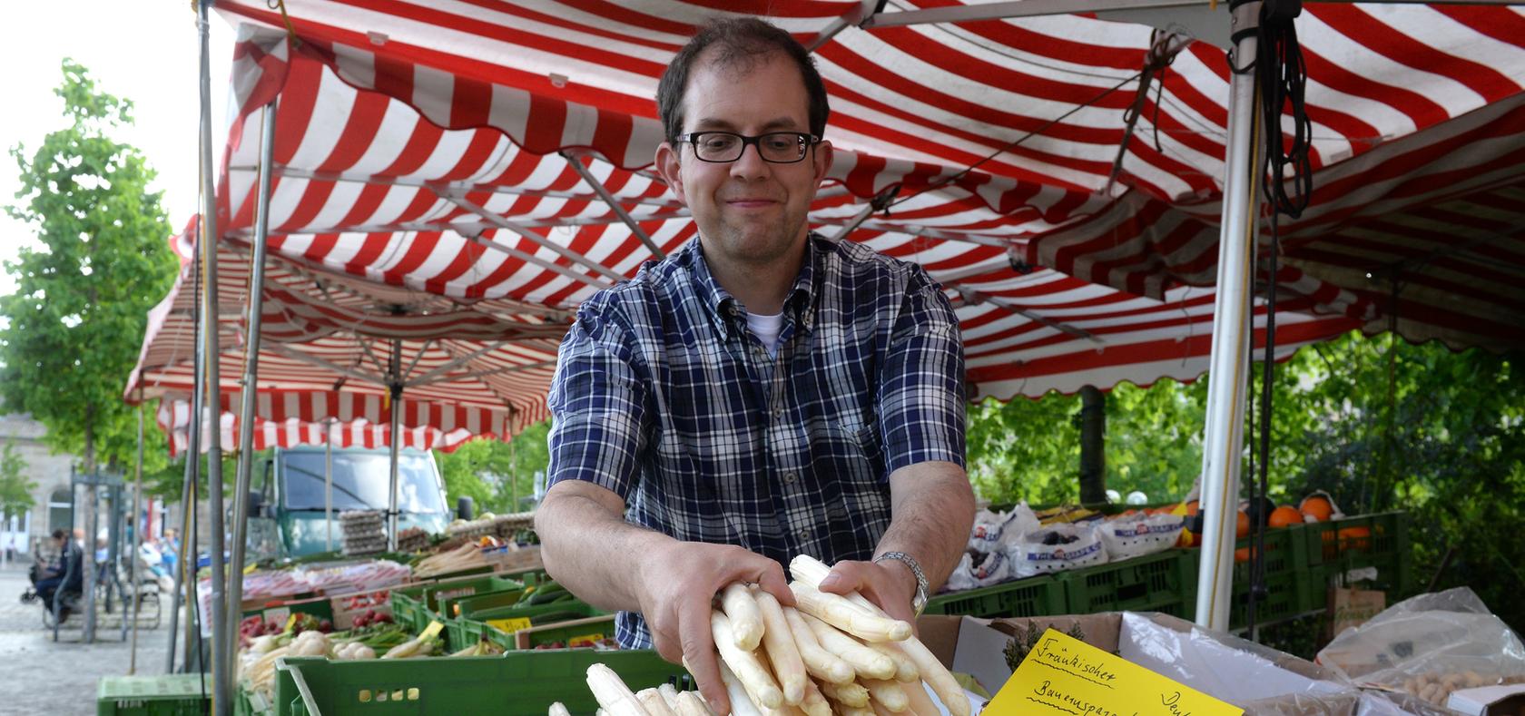 Derzeit werden regionale Spezialitäten wie dieser fränkische Spargel noch auf dem Bahnhofplatz angeboten. Künftig sollen die Händler ihren Platz zwischen Adenaueranlage und Freiheit haben.