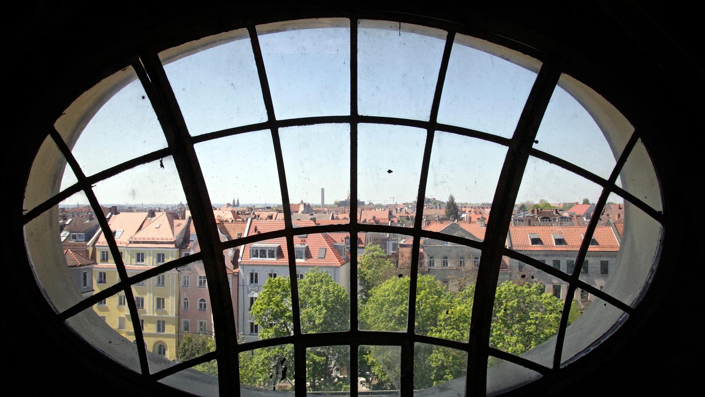 So schön ist die Aussicht aus den Dachfenstern der Bismarckschule über Schoppershof.