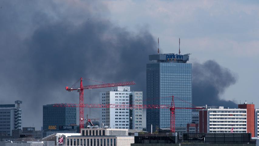 Rauchwolke über Berlin: Großbrand in Asia-Einkaufszentrum 