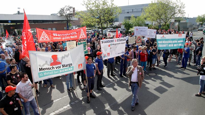 Warnstreik in Nürnberg: Siemens-Mitarbeiter gehen auf die Straße 
