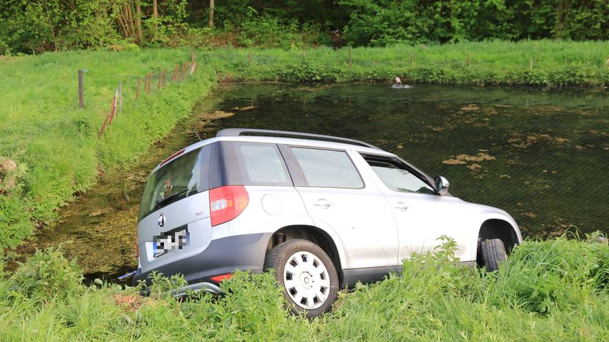 Die Frau versenkte ihren Wagen aus Versehen teilweise in einem abgelegenen Forellenweiher bei Wannbach nahe dem oberfränkischen Pretzfeld.