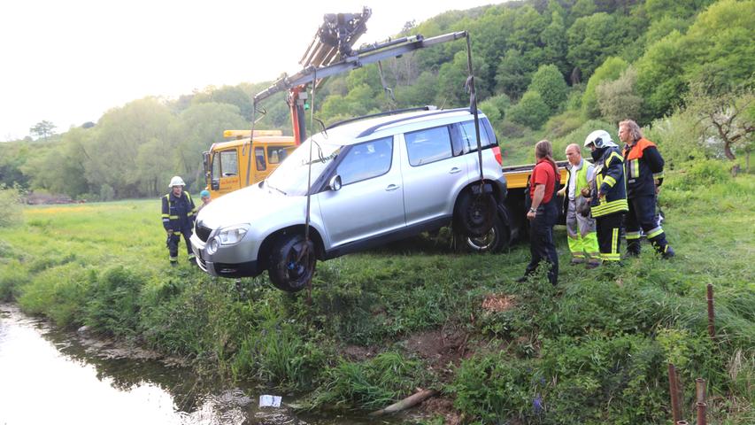 Die Bergung dauerte etwa eine Stunde. Die Polizei beziffert den Schaden am Auto auf etwa 2000 Euro, der Schaden an dem Netz des Weihers beläuft sich auf circa 600 Euro.