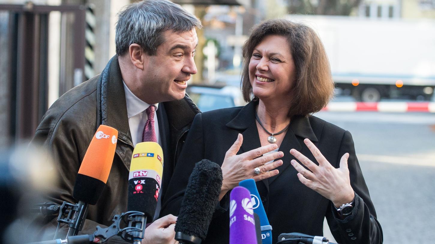 Der bayerische Finanz- und Heimatminister Markus Söder (re.) mit seiner Kontrahentin, der bayerischen Wirtschaftsministerin Ilse Aigner (beide CSU). Beide Politiker gelten als potenzielle Nachfolger des Ministerpräsidenten.