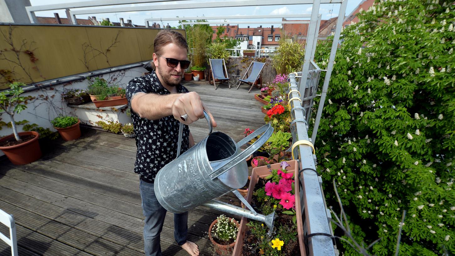 94 Quadratmeter im Dachgeschoss eines denkmalgeschützten Hauses, riesige Dachterrasse, dafür allerdings im fünften Stock: So wohnt Andre Langer.