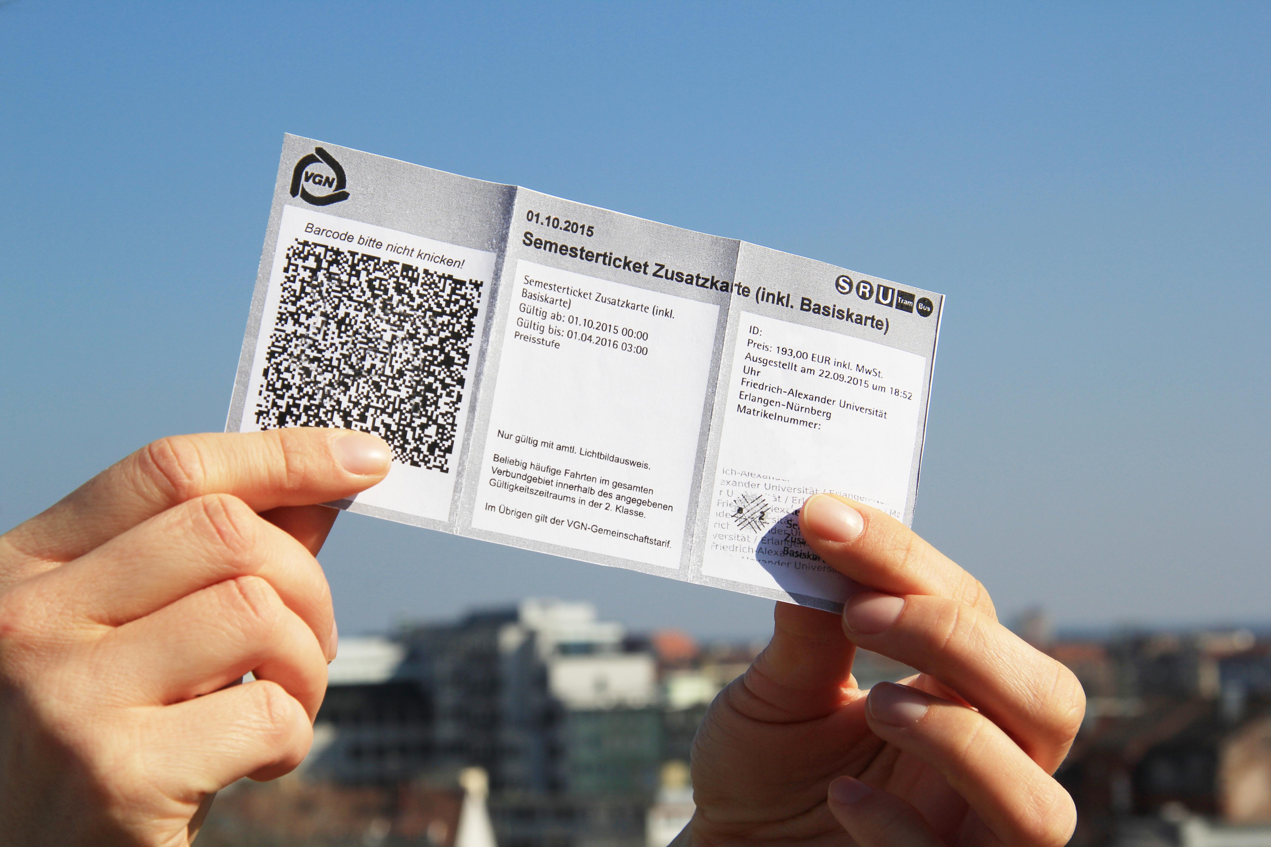 ... dass der Preis für das Semesterticket weit über dem bundesweiten Durchschnitt (163 Euro) liegt? 208,40 Euro kostet die sogenannte "Zusatzkarte", die es den Studenten ermöglicht, rund um die Uhr mit den öffentlichen Verkehrsmitteln zu fahren. Die Basiskarte, die seit dem Wintersemester 2015/2016 im Studentenbeitrag enthalten ist, gilt lediglich von 19 bis 6 Uhr (Montag bis Freitag), sowie dauerhaft an den Wochenenden und Feiertagen.