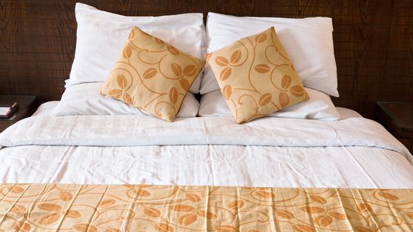 Vielleicht hat die Microfaser-Bettwäsche ein ganz besonders schönes Muster, doch wer bei hohen Temperaturen gut schlafen möchte, sollte sie besser aus dem Schlafzimmer verbannen. Bettwäschen aus Leinen oder Baumwolle eignen sich hingegen gut für den Sommer, da sie den Schweiß besser aufsaugen und in der Regel leichter sind.