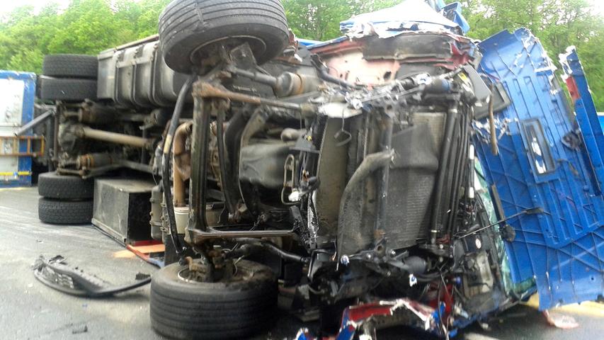 Tödlicher Lkw-Unfall auf der A7 - Schweinetransporter verunglückt 