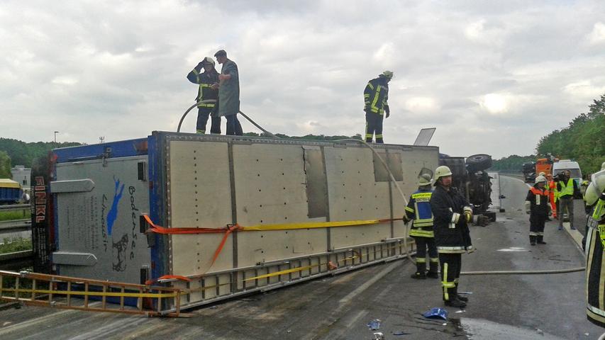 Tödlicher Lkw-Unfall auf der A7 - Schweinetransporter verunglückt 