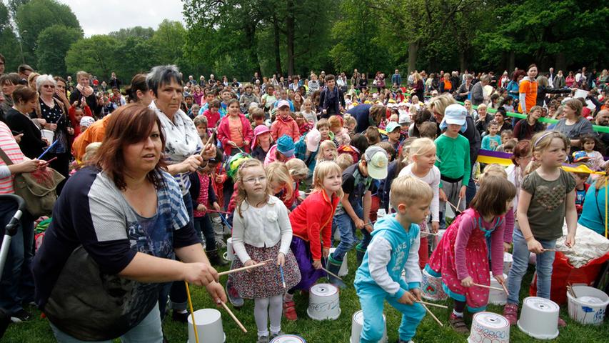 Tanz und Musik: 2200 Kinder trommeln auf der Wöhrder Wiese