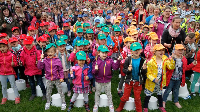 Tanz und Musik: 2200 Kinder trommeln auf der Wöhrder Wiese