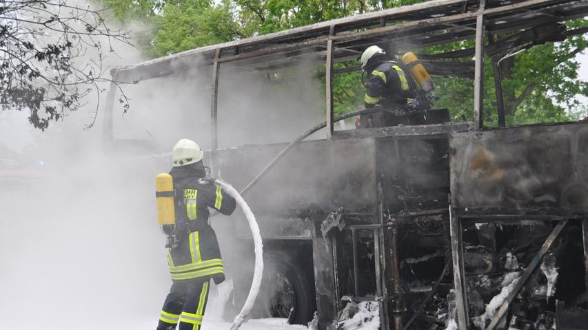 Reisebus in Höchstadt an der Aisch komplett ausgebrannt