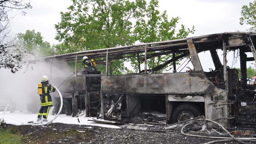 Reisebus in Höchstadt an der Aisch komplett ausgebrannt